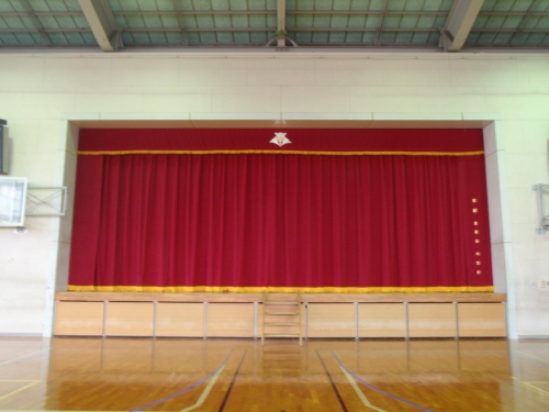 鎌倉市立中学校体育館ステージ幕交換