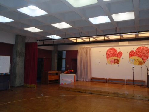 新規に幼稚園の緞帳カーテンをレールと共に制作