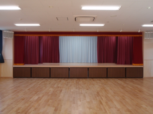 幼稚園新築遊戯室ステージ幕