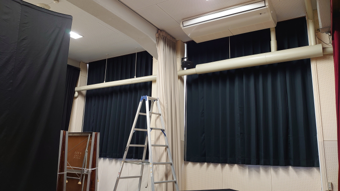 専門学校ホール暗幕交換