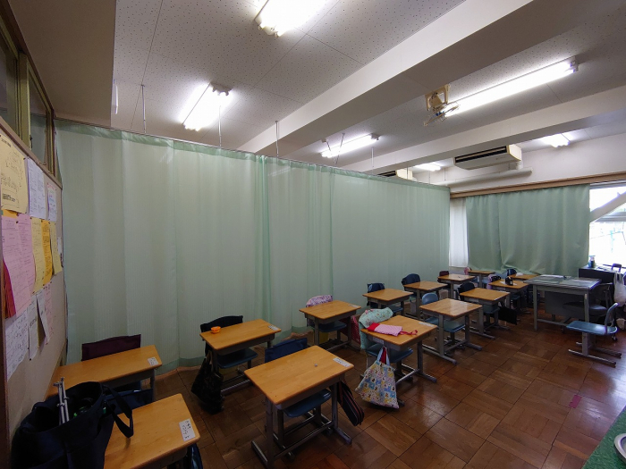 教室間仕切りカーテン新規取付作業