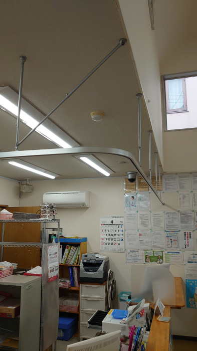 飛沫防止用ビニールカーテン用新規レール取付